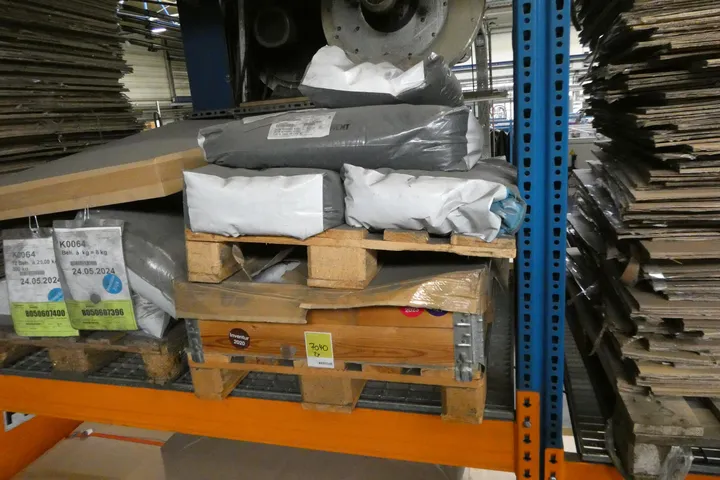 Konvolut Material 0012067 BKA LLDPE A0 Smartbatch Umfang: 2x Palette mit Inhalt